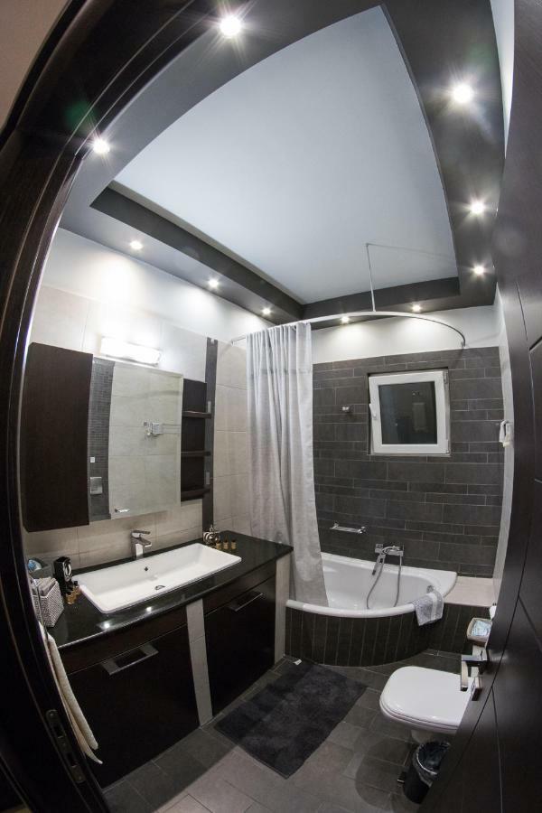 Mary'S Modern And Elegant Apartment كالامباكا المظهر الخارجي الصورة
